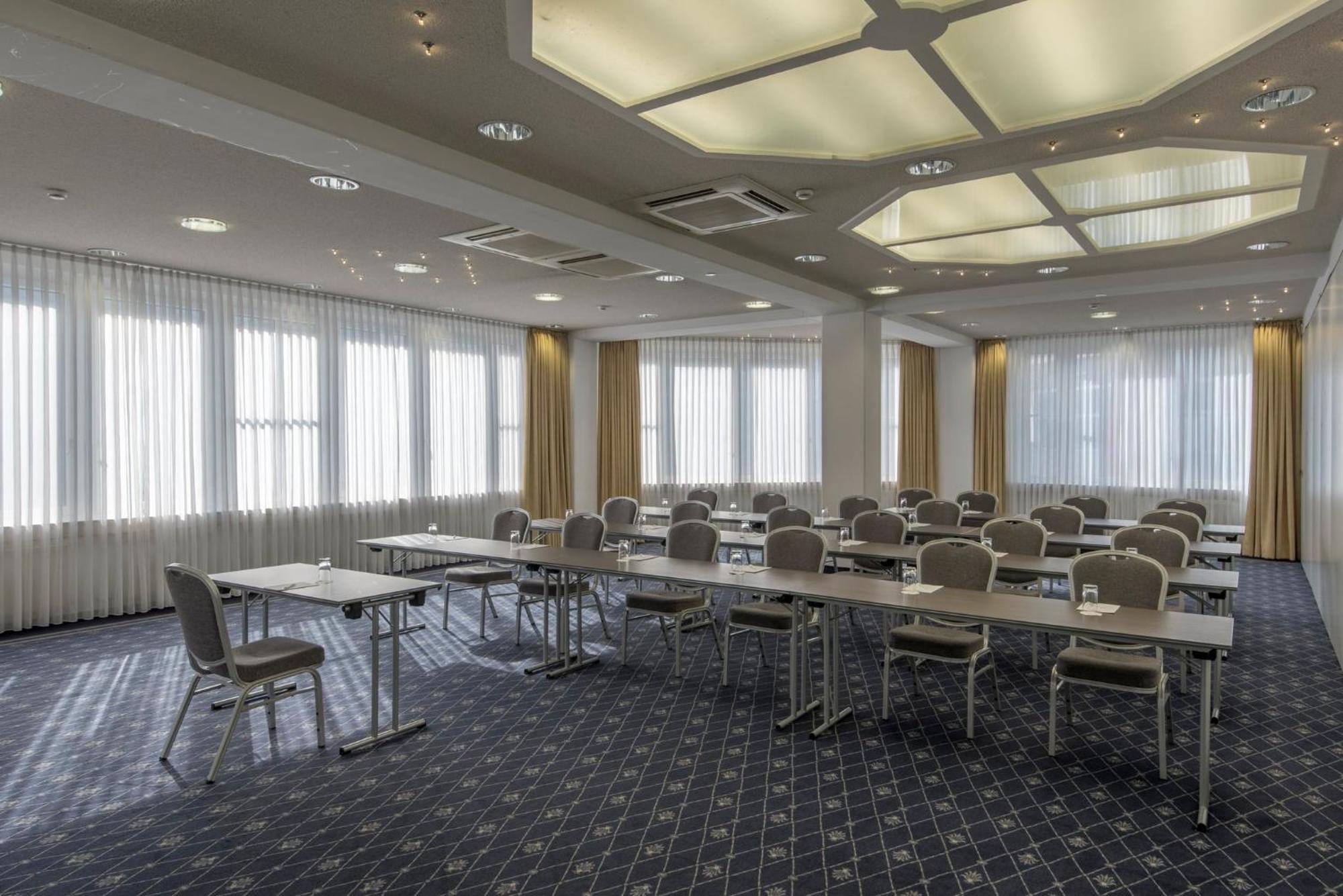 Holiday Inn Munich Unterhaching By Ihg Bagian luar foto