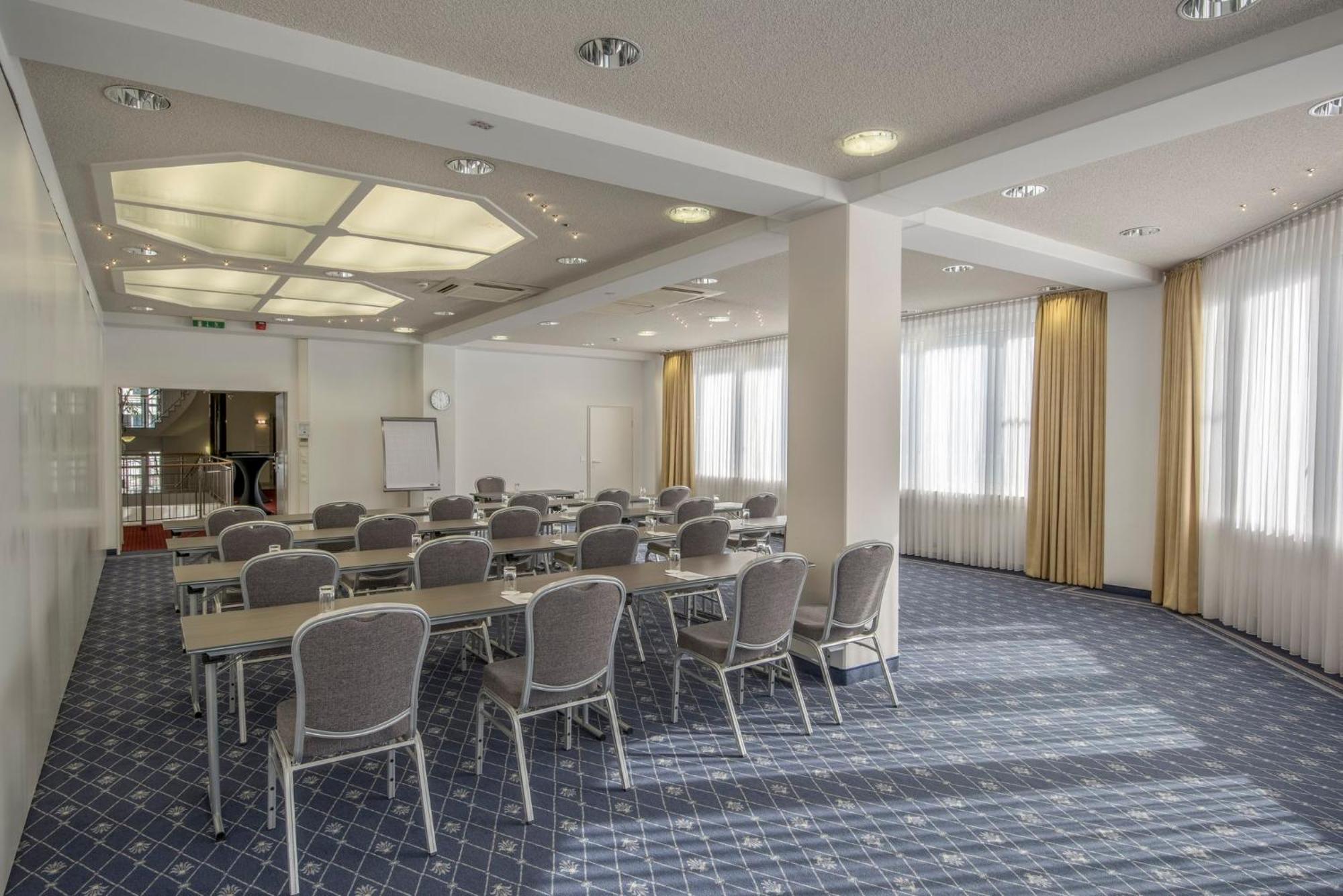 Holiday Inn Munich Unterhaching By Ihg Bagian luar foto