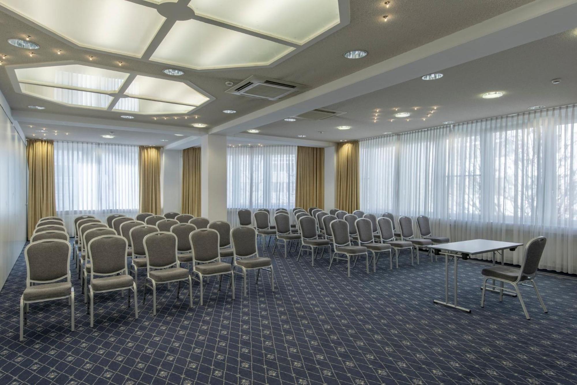 Holiday Inn Munich Unterhaching By Ihg Bagian luar foto